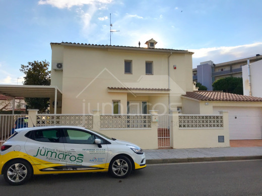 4 chambres, 240m2, piscine et garage privé