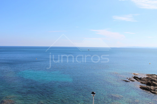 1st line of the sea, renovated, private parking and community swimming pool