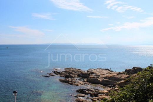 1st line of the sea, renovated, private parking and community swimming pool