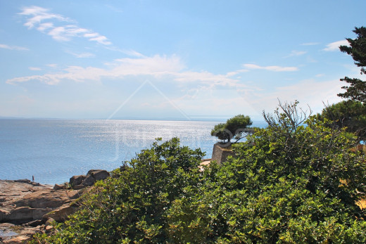 1st line of the sea, renovated, private parking and community swimming pool