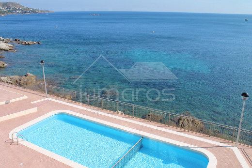 1st line of the sea, renovated, private parking and community swimming pool