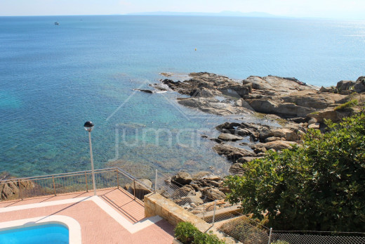 1st line of the sea, renovated, private parking and community swimming pool