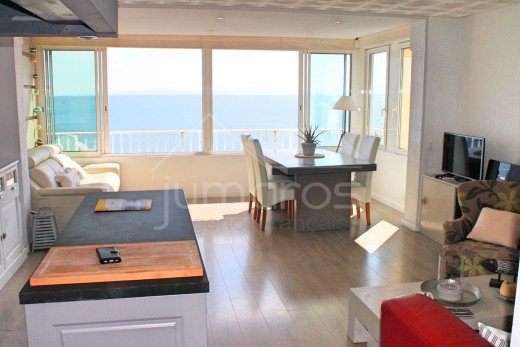 1st line of the sea, renovated, private parking and community swimming pool