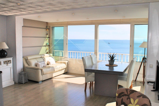 1st line of the sea, renovated, private parking and community swimming pool