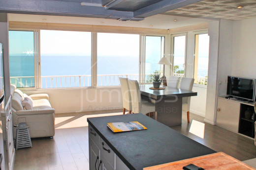 1st line of the sea, renovated, private parking and community swimming pool