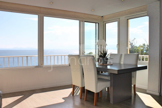 1st line of the sea, renovated, private parking and community swimming pool