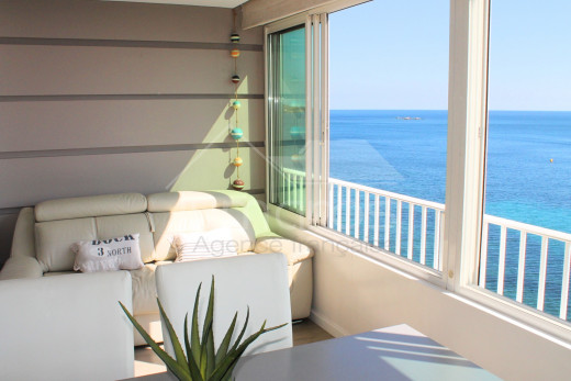 1st line of the sea, renovated, private parking and community swimming pool