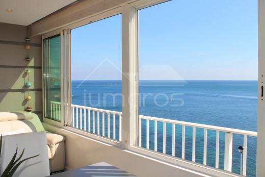 1st line of the sea, renovated, private parking and community swimming pool
