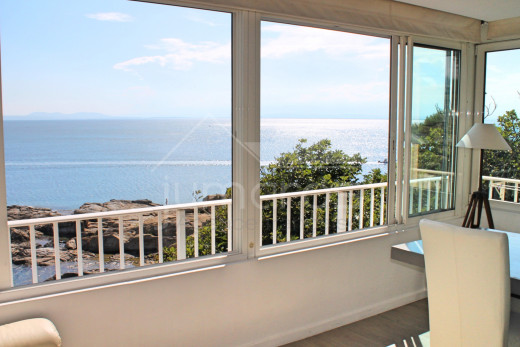 1st line of the sea, renovated, private parking and community swimming pool