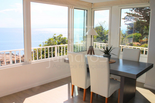 1st line of the sea, renovated, private parking and community swimming pool