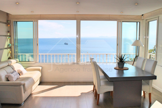 1st line of the sea, renovated, private parking and community swimming pool