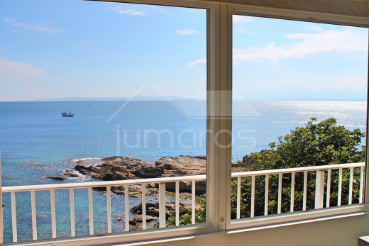 1st line of the sea, renovated, private parking and community swimming pool
