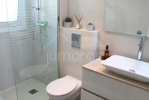 1st line of the sea, renovated, private parking and community swimming pool