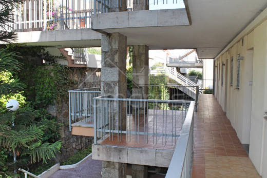 1st line of the sea, renovated, private parking and community swimming pool