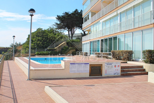 1st line of the sea, renovated, private parking and community swimming pool