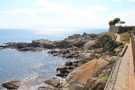 1st line of the sea, renovated, private parking and community swimming pool