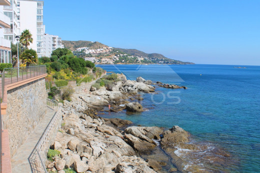 1st line of the sea, renovated, private parking and community swimming pool