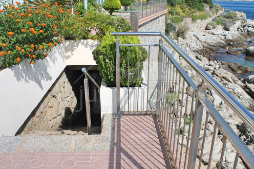 1st line of the sea, renovated, private parking and community swimming pool