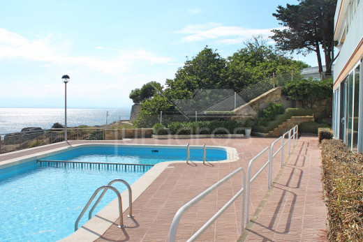 1st line of the sea, renovated, private parking and community swimming pool