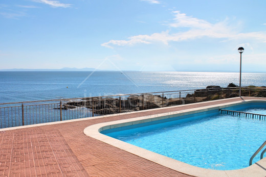 1st line of the sea, renovated, private parking and community swimming pool
