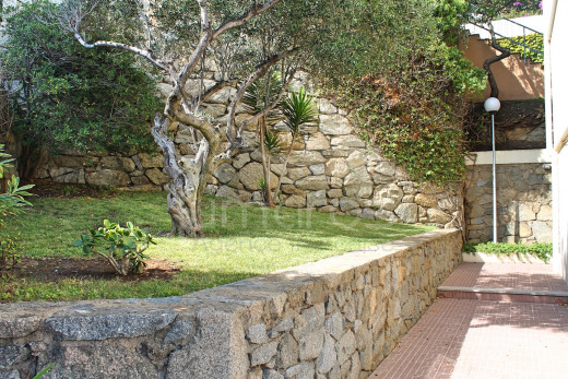 1st line of the sea, renovated, private parking and community swimming pool