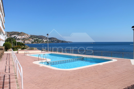 1st line of the sea, renovated, private parking and community swimming pool