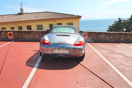 1st line of the sea, renovated, private parking and community swimming pool