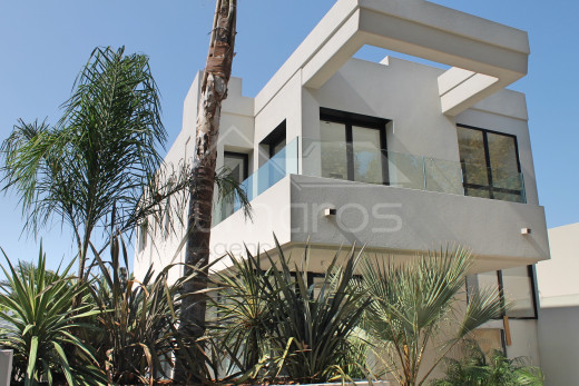 Villa au canal large avec amarre de 12m