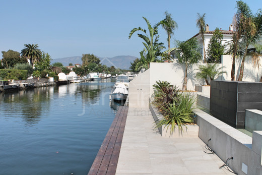Villa au canal large avec amarre de 12m