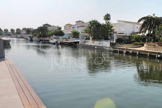 Villa au canal large avec amarre de 12m