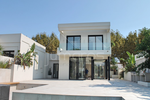 Villa au canal large avec amarre de 12m