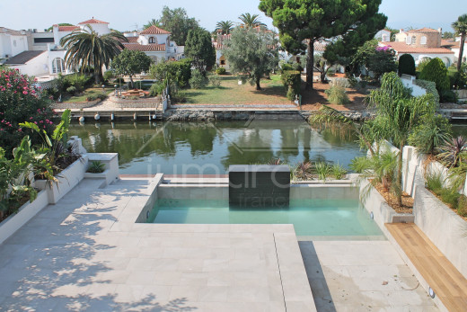 Villa au canal large avec amarre de 12m