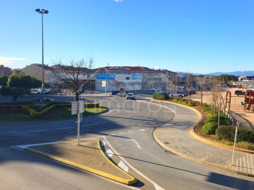 Spacieux Local dans le centre de Roses