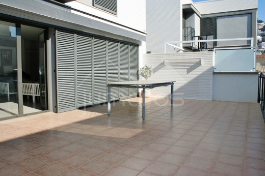 5 chambres, 240m2, garage privé, piscine communautaire