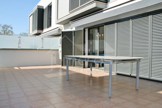 5 chambres, 240m2, garage privé, piscine communautaire