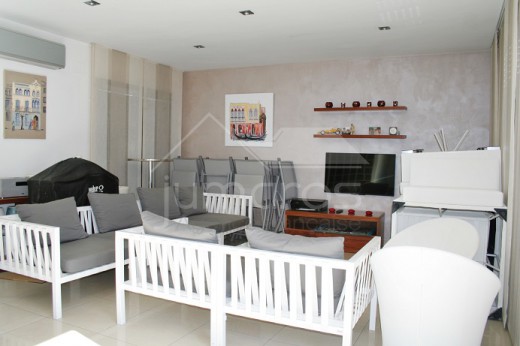 5 chambres, 240m2, garage privé, piscine communautaire