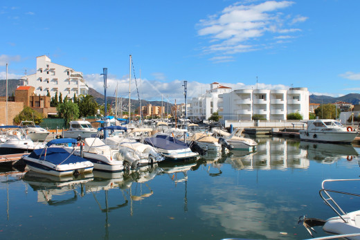 Appartement équipé avec amarre privée à Rosas Santa Margarita