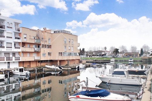 Appartement 2 chambres avec terrasse, vue canal et garage fermé