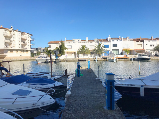 Rénové, vue canal, terrasse et amarre privée