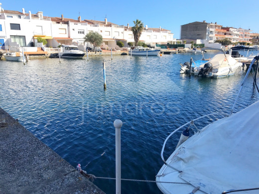 Rénové, vue canal, terrasse et amarre privée