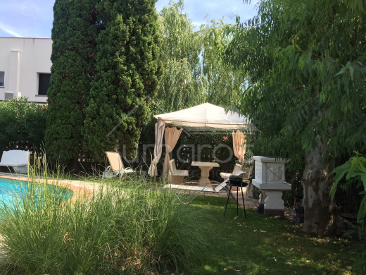 Immeuble de 6 appartements, piscine, parking, proche plage et centre