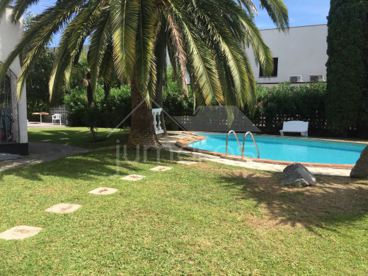Immeuble de 6 appartements, piscine, parking, proche plage et centre