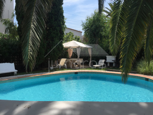 Immeuble de 6 appartements, piscine, parking, proche plage et centre
