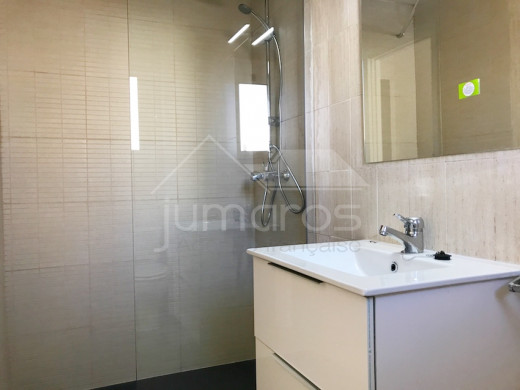 Appartement au canal avec terrasse, place de parking et piscine