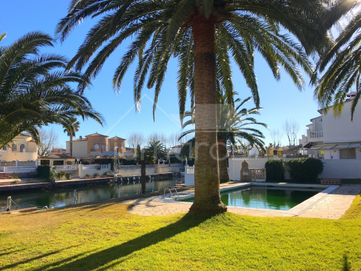 Vue canal, rénové, piscine communautaire, parking