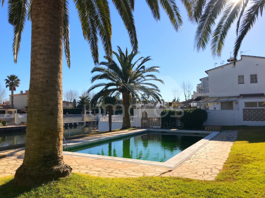 Vue canal, rénové, piscine communautaire, parking