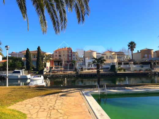 Appartement au canal avec terrasse, place de parking et piscine