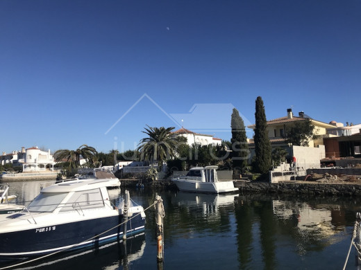 Appartement au canal avec terrasse, place de parking et piscine