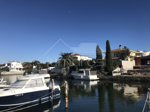 Vue canal, rénové, piscine communautaire, parking