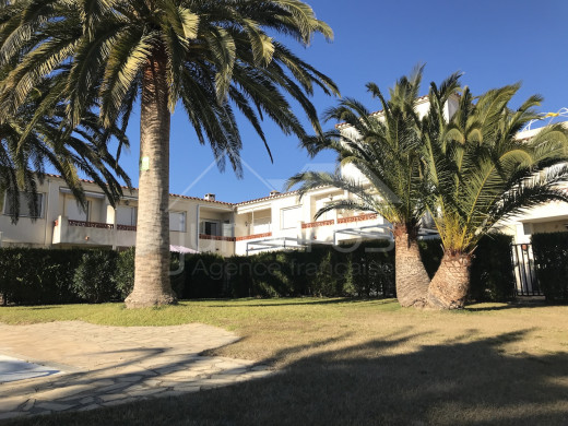 Vue canal, rénové, piscine communautaire, parking